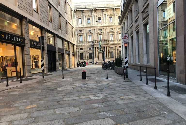 Terminati i lavori tra la Scala e il Duomo: l’area pedonale è pronta