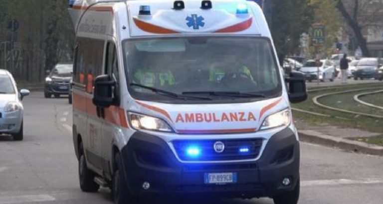 bambina schiacciata armadio