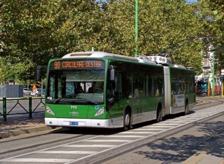 Donna disabile insultata sui mezzi pubblici a Milano: il grave episodio