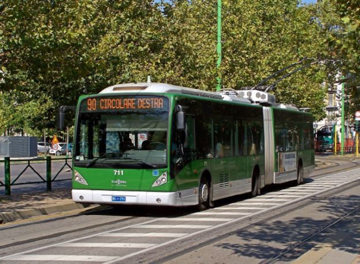Donna disabile insultata sui mezzi pubblici a Milano: il grave episodio
