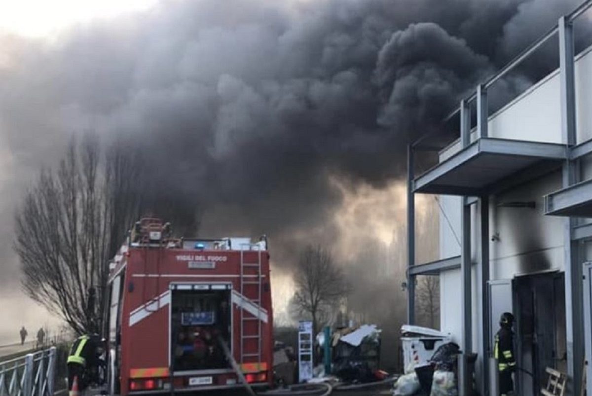 Incendio ad Abbiategrasso: magazzino Acqua e Sapone in fiamme
