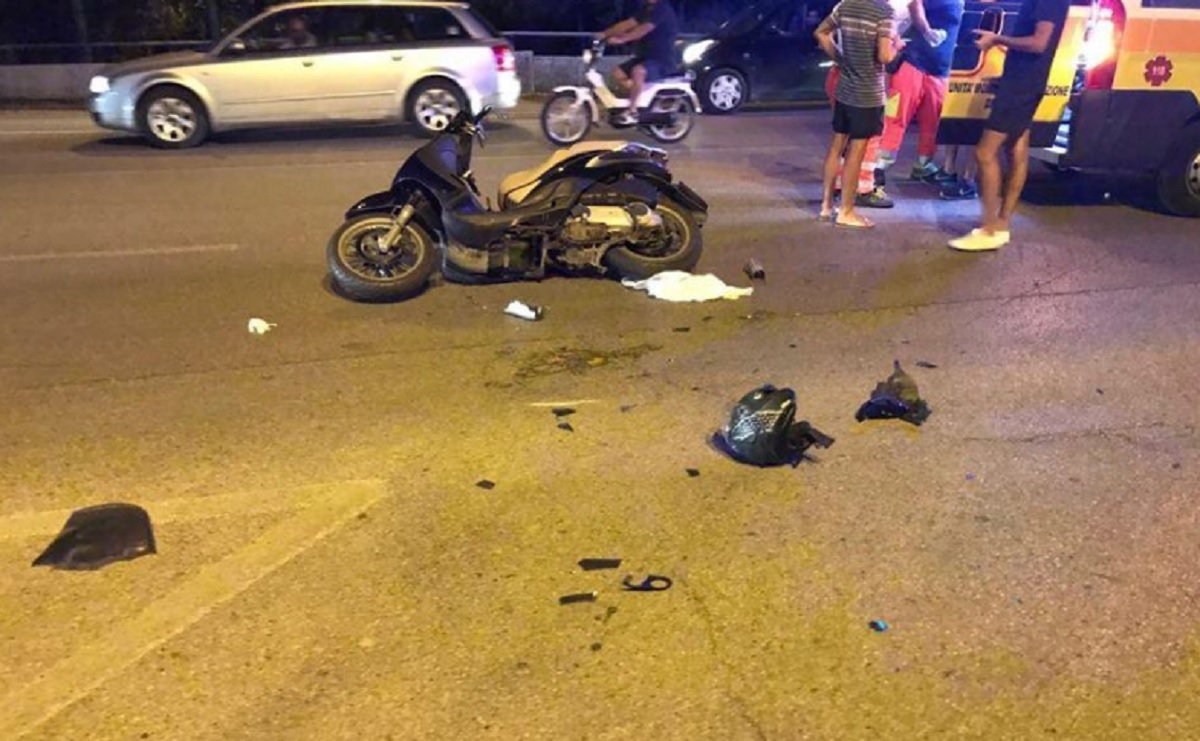 Investita da una moto a Milano mentre attraversa la strada: grave 72enne