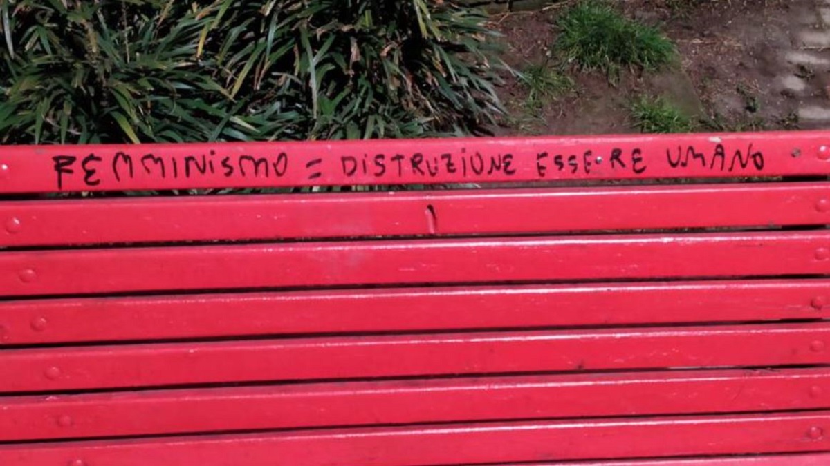 Panchina imbrattata a Milano: era un simbolo contro la violenza sulle donne
