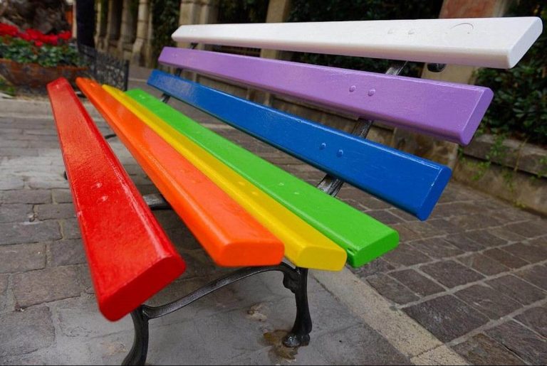 Panchine arcobaleno: il gesto di Milano contro l’omotransofobia