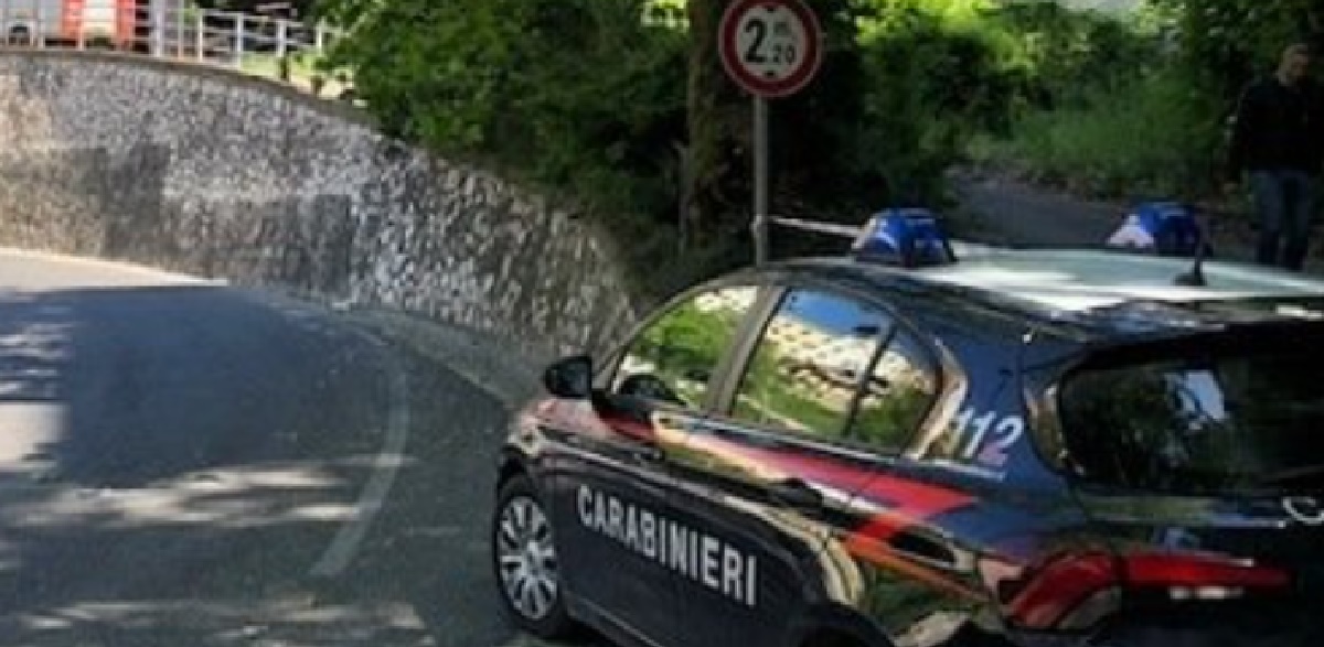 Ragazzo trovato morto in un parco giochi: aveva a fianco dei medicinali