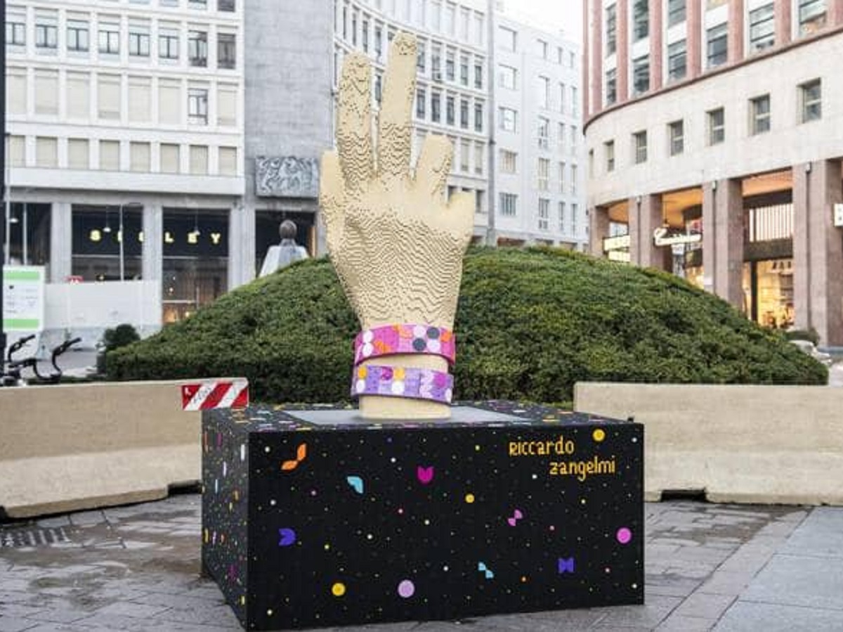 Scultura Lego a Milano: l’installazione in occasione della Fashion week