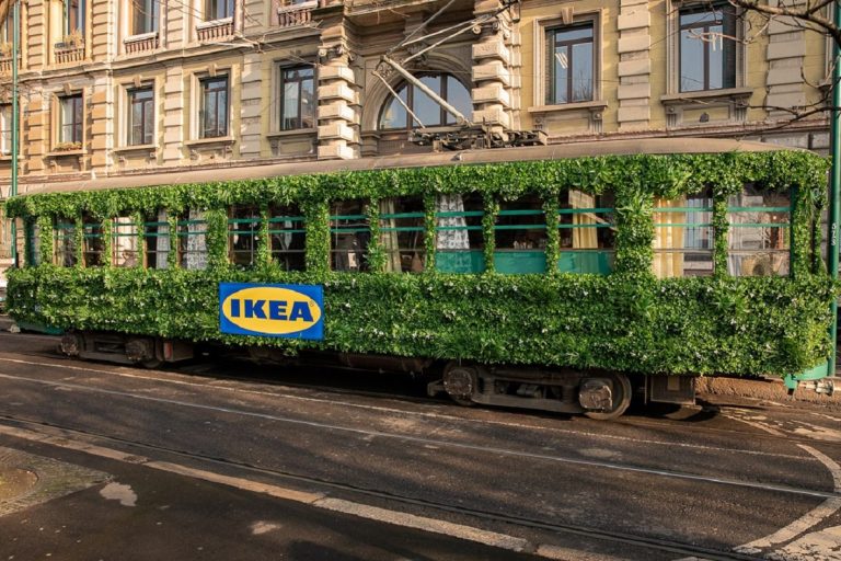 A Milano arriva il tram per celebrare la primavera: l’idea di Ikea