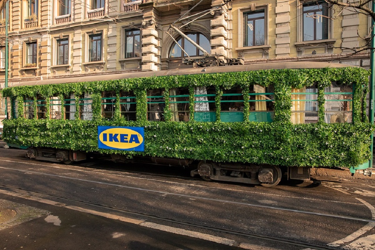 A Milano arriva il tram per celebrare la primavera: l’idea di Ikea