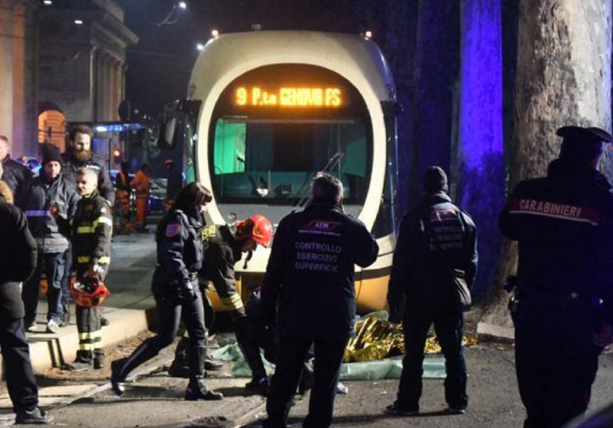 Turista di 20 anni travolta e uccisa da un tram in piazza Oberdan a Milano