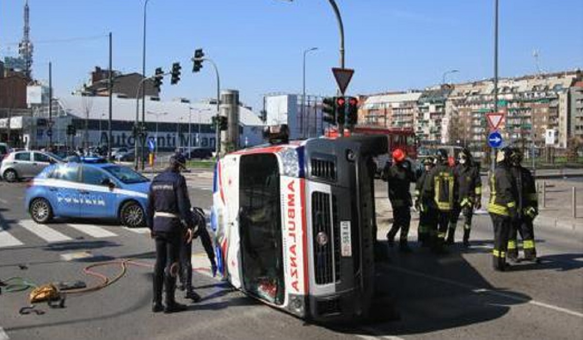 Incidente a Milano: un’ambulanza si ribalta in zona Fiera, due feriti