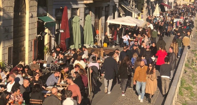 Coronavirus Milano, Navigli e corso Buenos Aires pieni di gente
