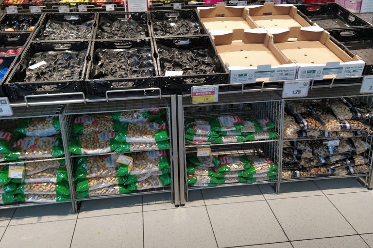 Coronavirus, nei supermercati scarseggiano frutta e verdura ma non solo