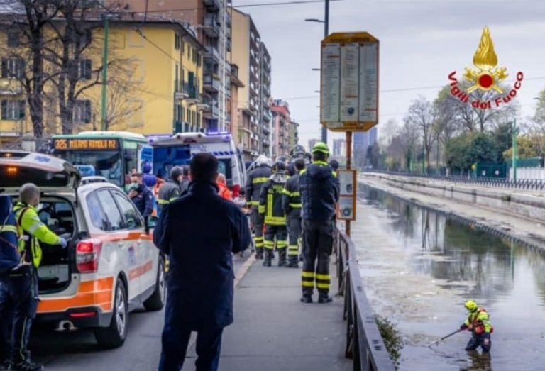 fuga dalla polizia si getta nel naviglio