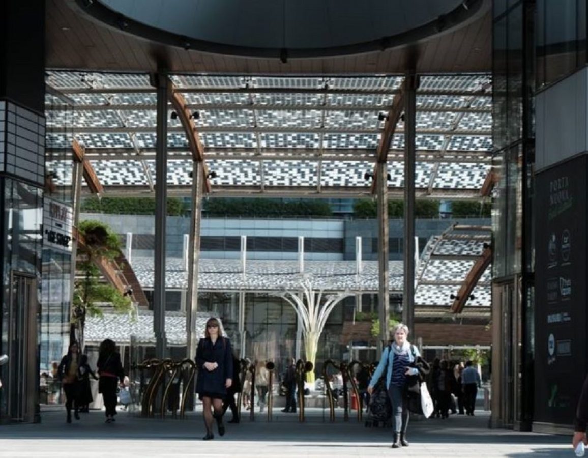 Gae Aulenti Milano: terminati i lavori per la passerella pedonale