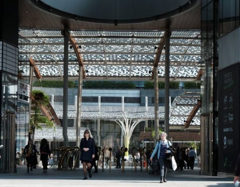 Gae Aulenti Milano: terminati i lavori per la passerella pedonale