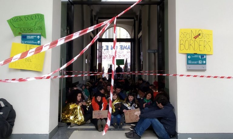 Manifestazione pro-migranti: attivisti ignorano i divieti per Coronavirus