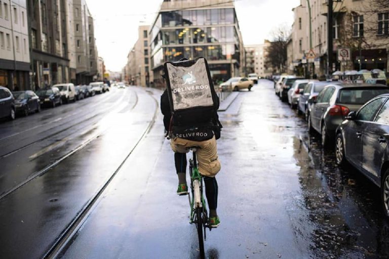 Coronavirus, la protesta dei riders di Milano: “Una pizza non vale la vita”