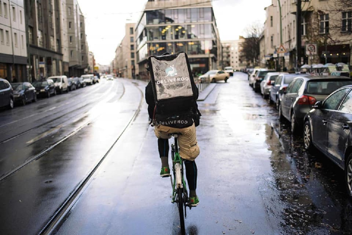 Coronavirus, la protesta dei riders di Milano: “Una pizza non vale la vita”