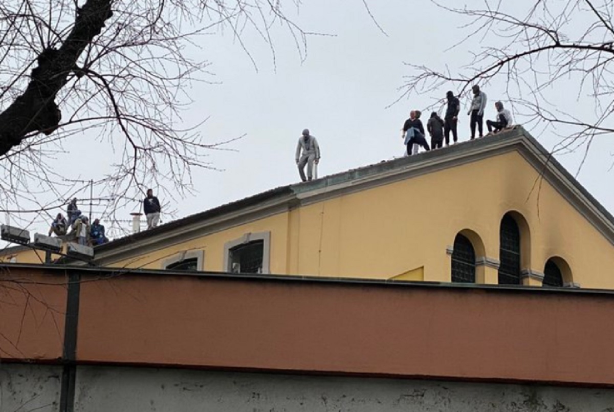 Rivolta al carcere di San Vittore di Milano: detenuti sui tetti, reparti allagati