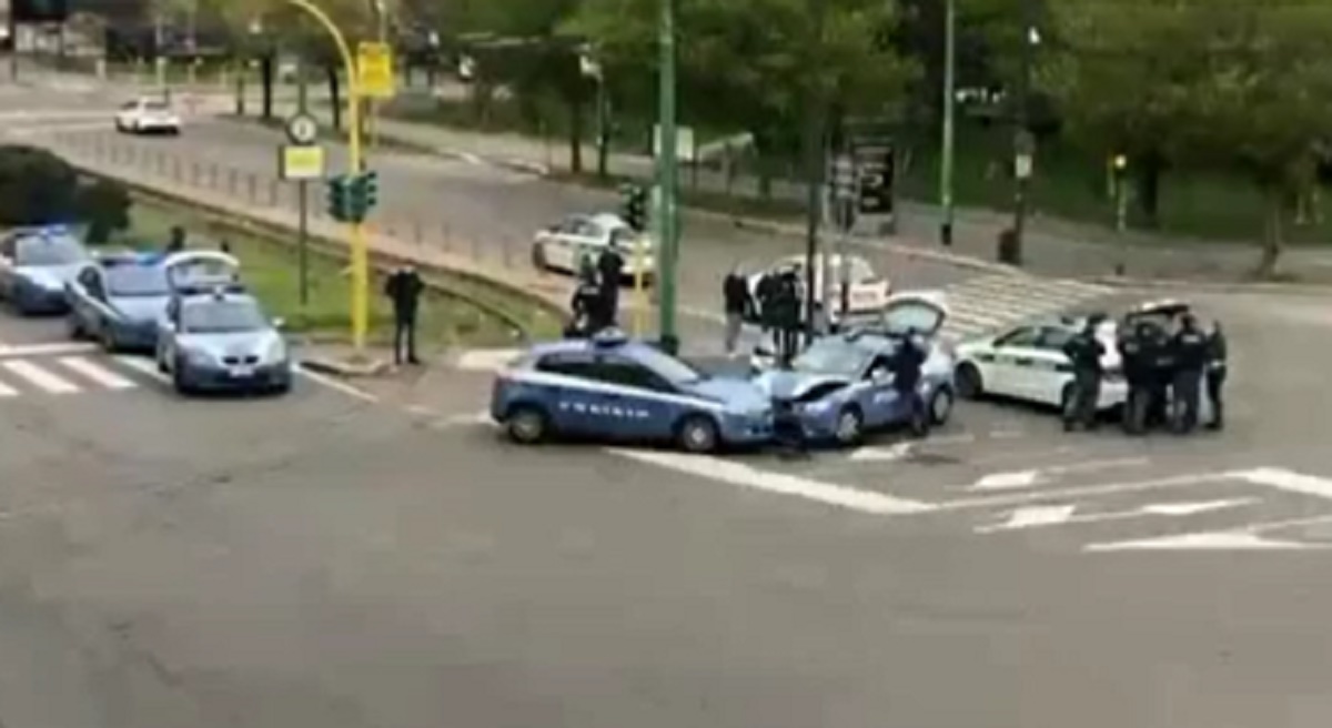 Scontro tra volanti della Polizia: erano coinvolte in un inseguimento