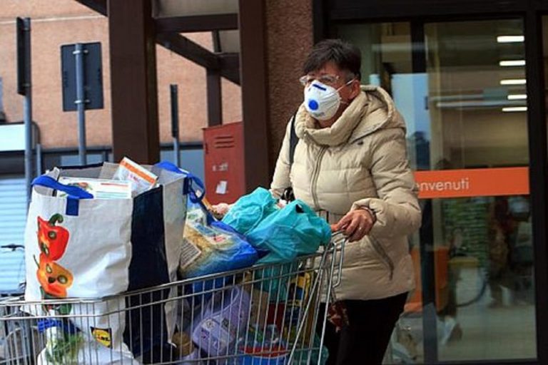 Coronavirus, assalto ai supermercati di Milano: “Non siamo in guerra”