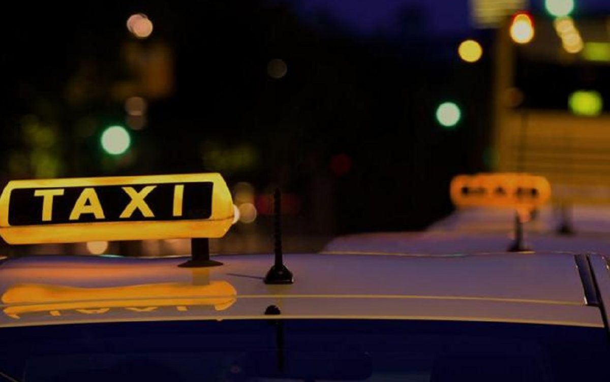 Consegna a domicilio di spesa e farmaci: la nuova funzione dei taxi a Milano