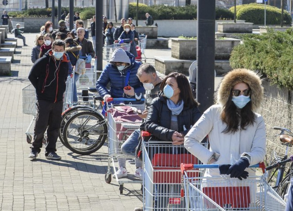 Coronavirus, lite al supermercato: “È senza mascherina, buttatelo fuori”