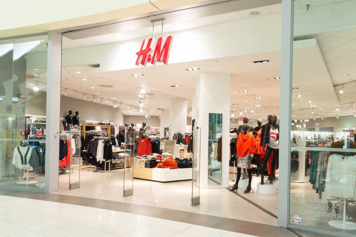 H&M chiude due negozi a Milano: 70 i commessi rimasti senza lavoro