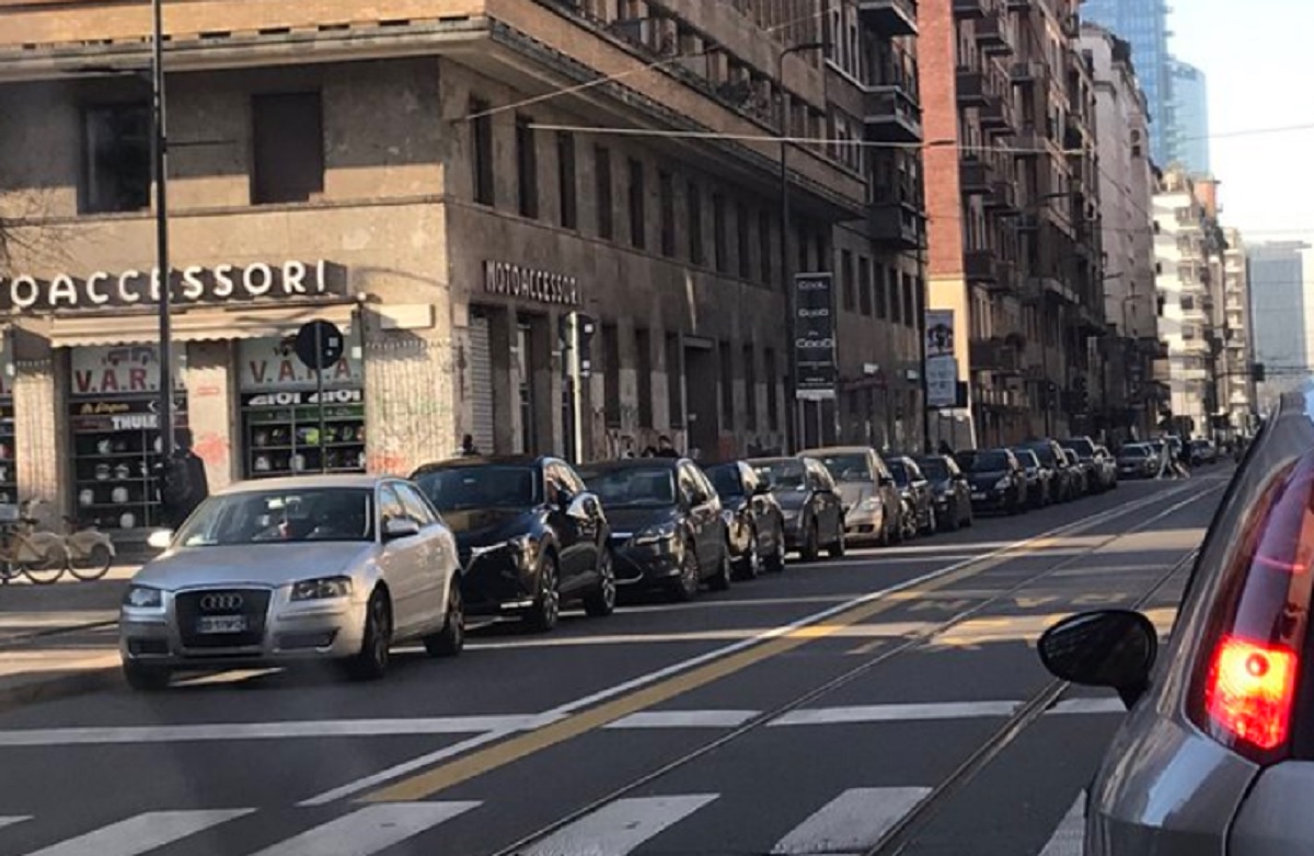 Incidente in viale Tunisia, schianto tra Suv e furgone della spesa: due feriti