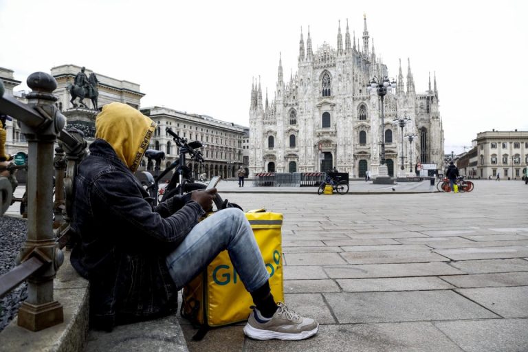 Coronavirus, guanti e mascherine per i rider di Milano