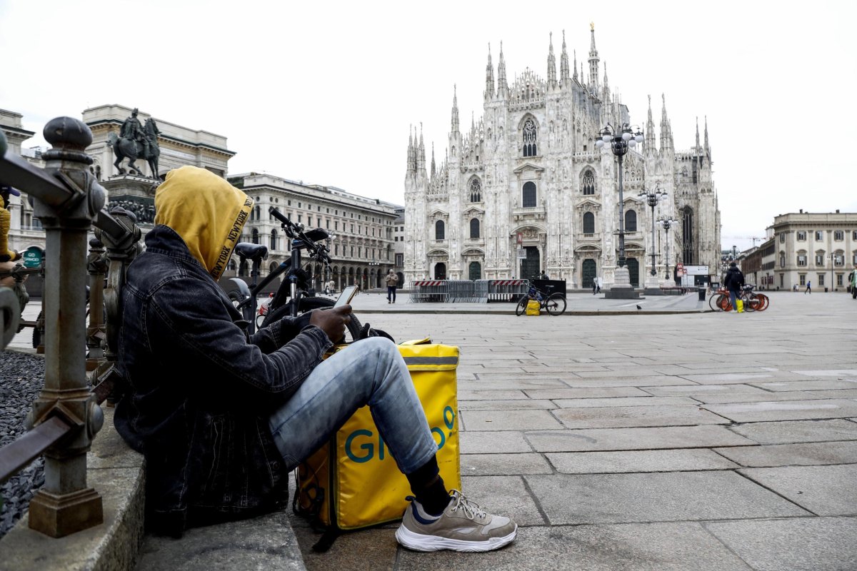 Coronavirus, guanti e mascherine per i rider di Milano
