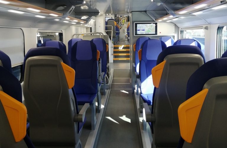 Trenord, carrozze con capienza ridotta nella fase 2: “Se non c’è posto si aspetta”