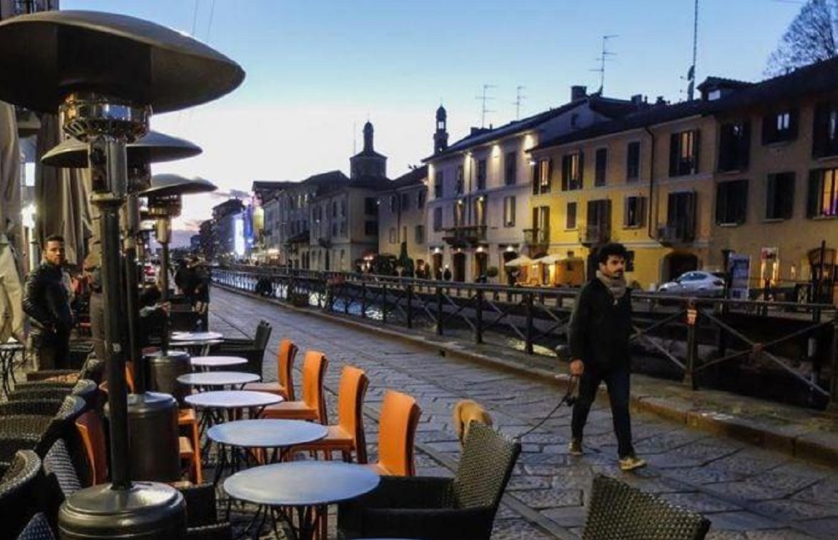 Bar di Milano nella fase 2, tavolini in strada: i locali si trasferiscono sui marciapiedi