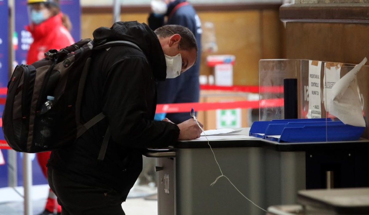 Fase 2 a Milano, primi treni in partenza: code alla stazione Centrale
