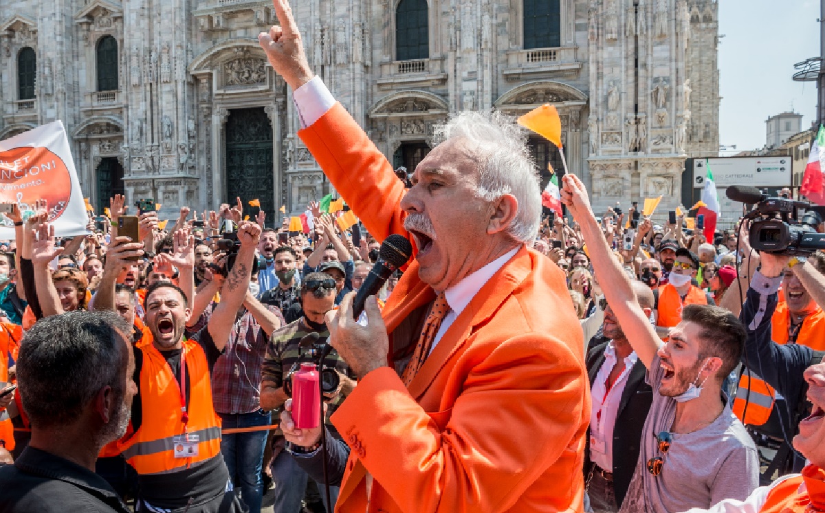 Protesta dei gilet arancioni: in centinaia assembrati senza mascherina