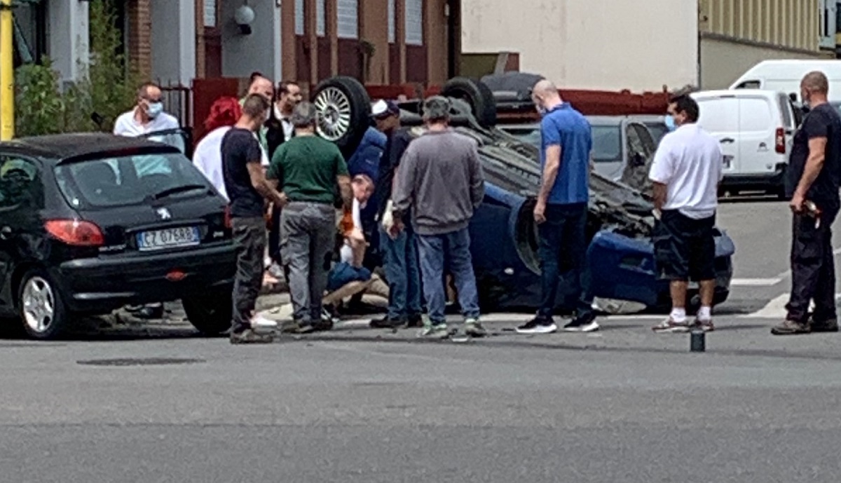 Incidente in via Tobagi, auto ribaltata: conducente incastrata all’interno