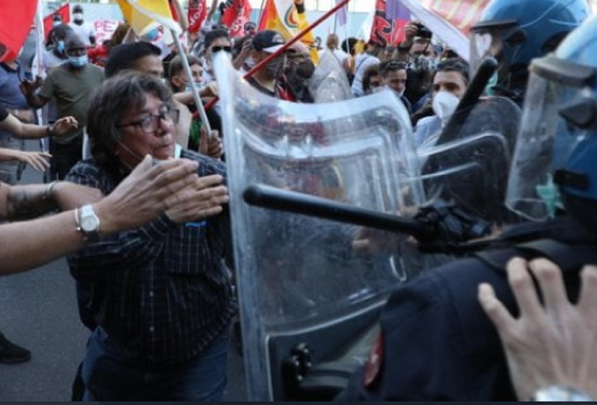 Protesta sotto la sede di Regione Lombardia: “Lasciateci manifestare”