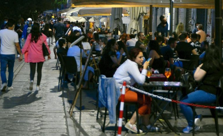 Milano, stop all’asporto di alcolici dopo le 19: boom di richieste per i tavolini all’aperto