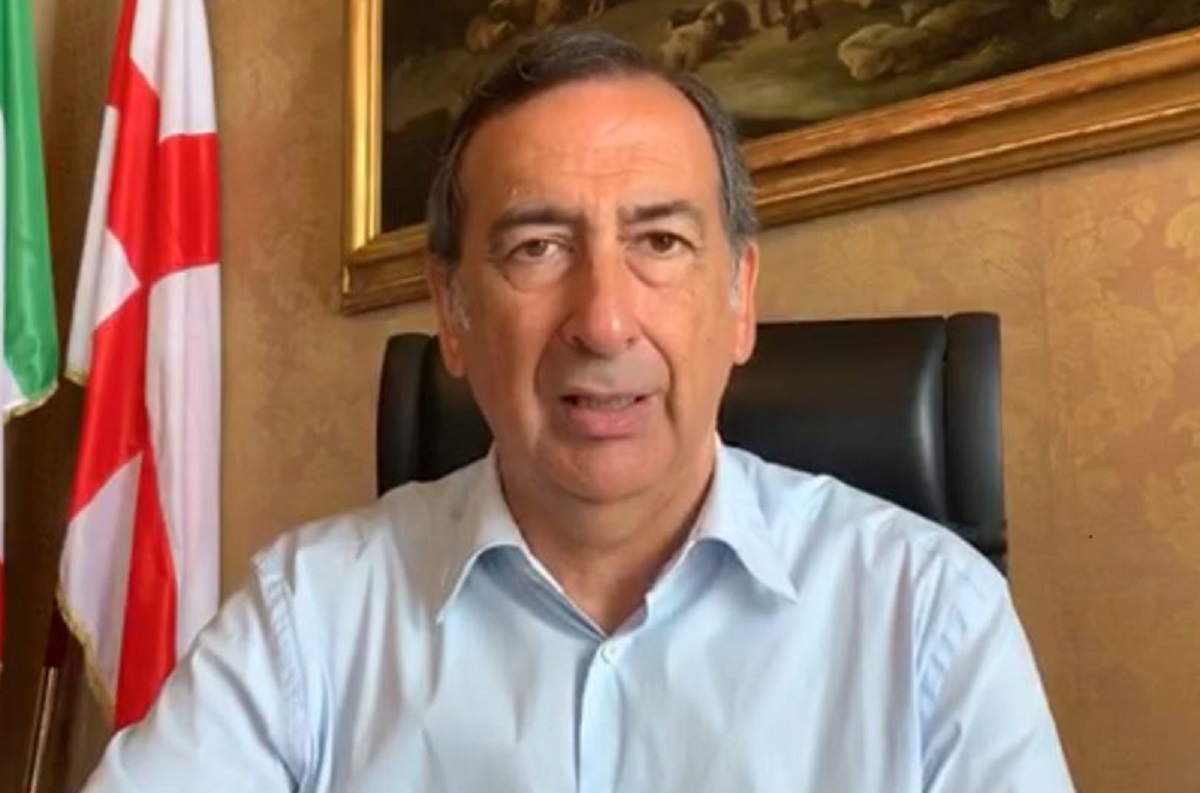 Beppe Sala contro lo smartworking: “Torniamo a lavorare”