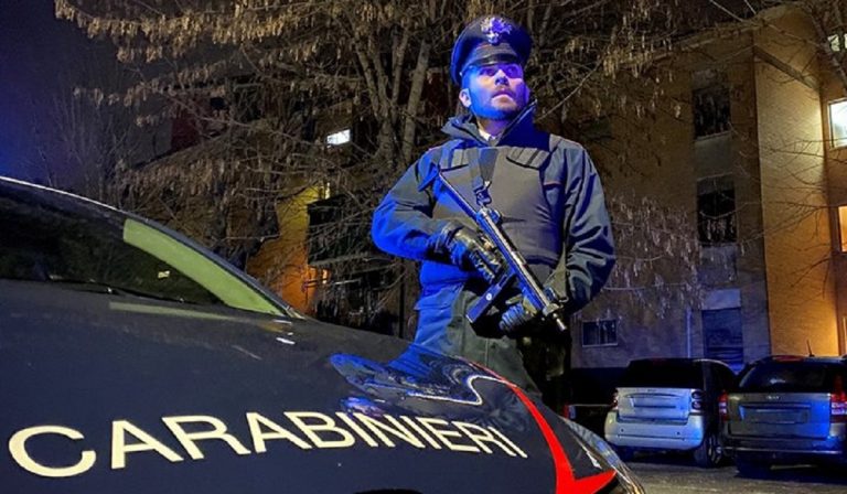 Rozzano, padre tenta di gettare i figli dal balcone