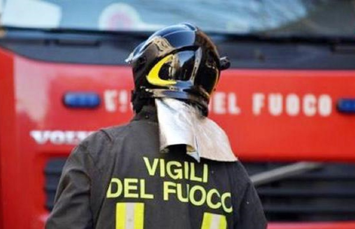 Fulmine incendia un tetto a Milano: palazzina evacuata nella notte