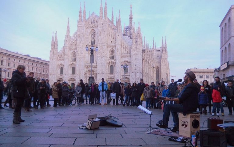 Gli artisti di strada in manifestazione: “Vogliamo esibirci di nuovo”