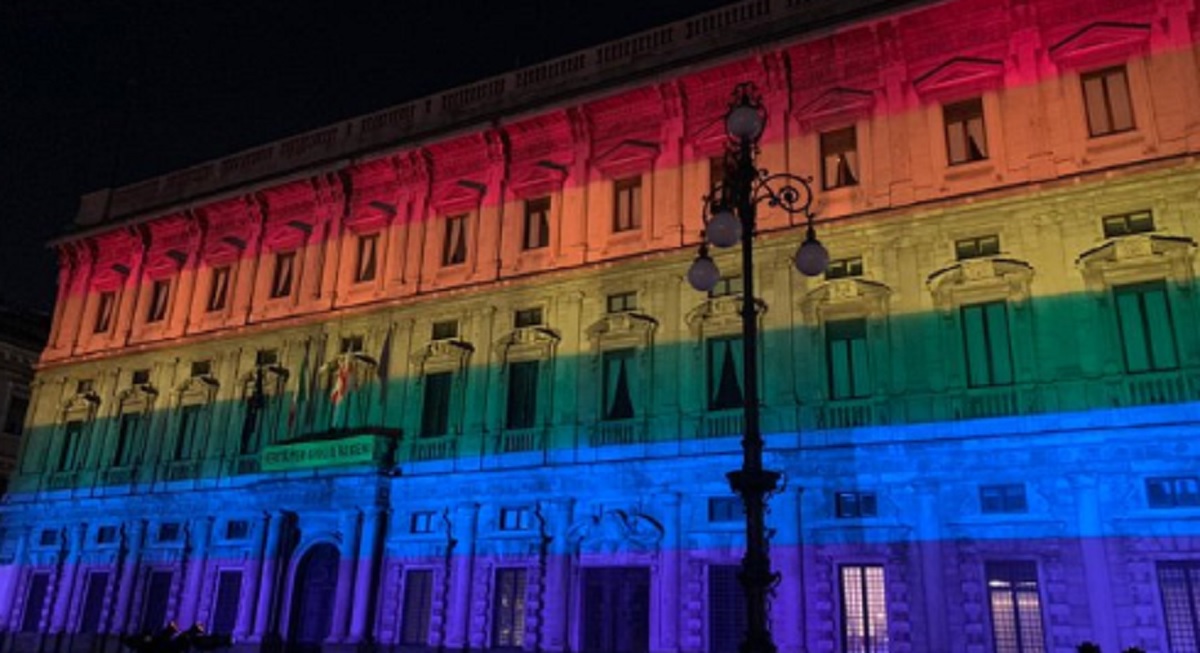 Milano Pride 2020 senza parata: Palazzo Marino illuminato con l’arcobaleno