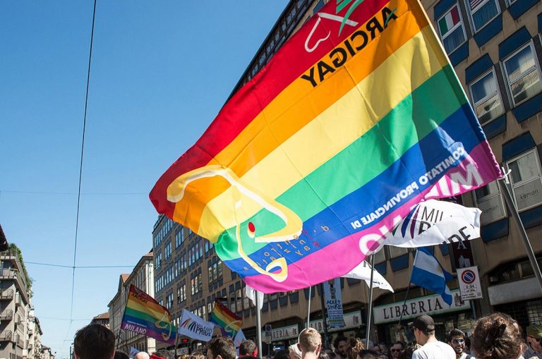 Milano non rinuncia al Pride 2020: arcobaleno su Palazzo Marino