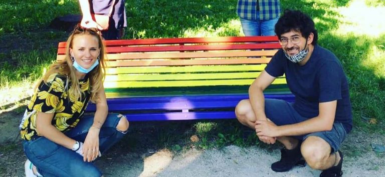 Panchine arcobaleno a Milano: l’iniziativa contro la discriminazione
