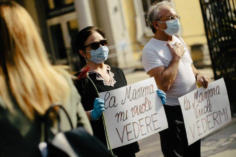 Pio Albergo Trivulzio, via libera alle visite agli anziani: “Ci manca abbracciarli”