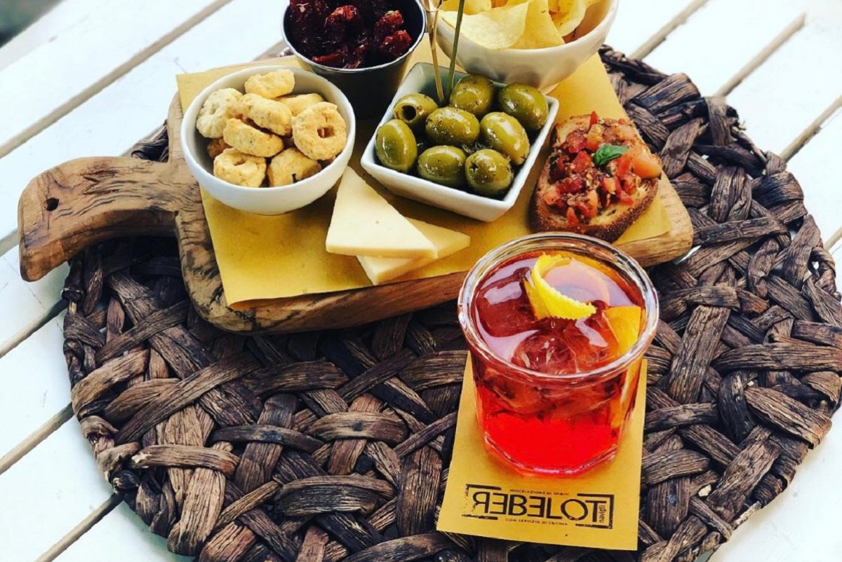 Rebelot Milano, l’esperienza tra cocktail e tapas