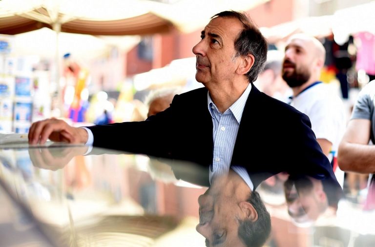 Beppe Sala ancora contro lo smart working: “Tornate sulle scrivanie”