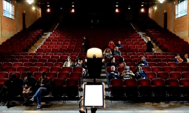 Riapre la stagione al Franco Parenti: teatro all’aperto e itinerante