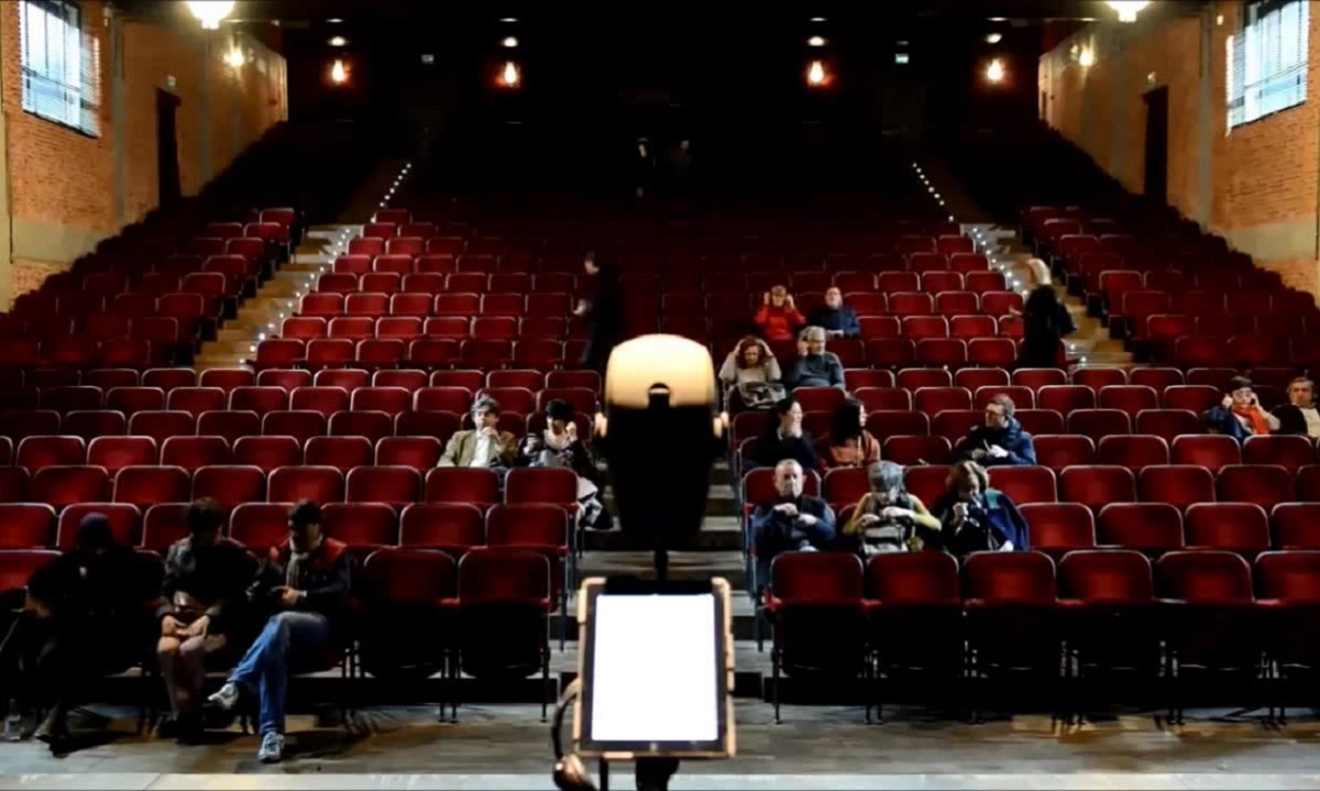 Riapre la stagione al Franco Parenti: teatro all’aperto e itinerante